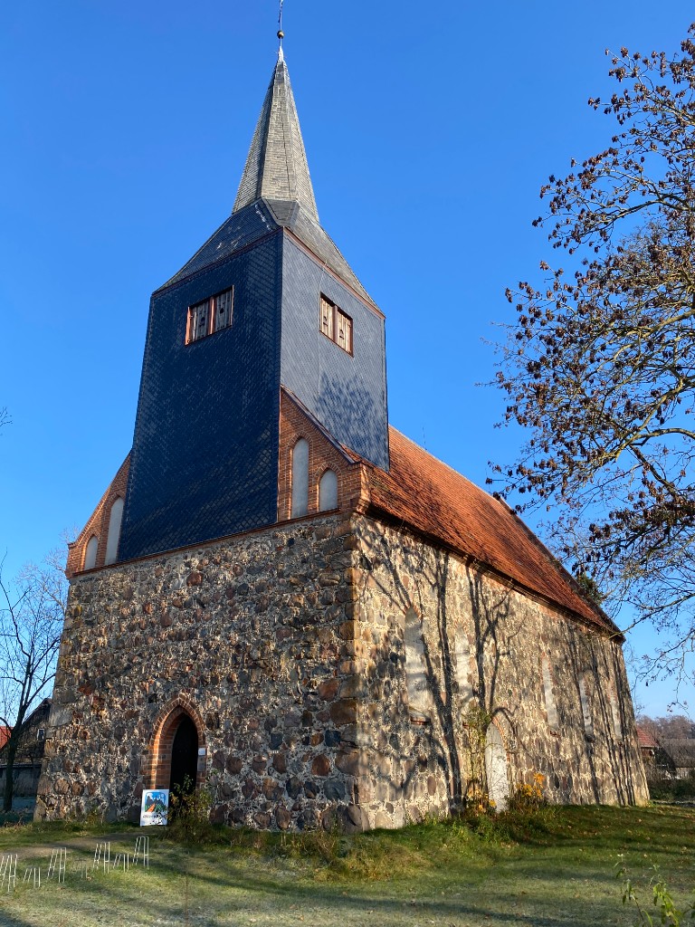 Dorfkirche Vipperow — Feldsteinkirche mit schieferverkleidetem Fachwerkturm