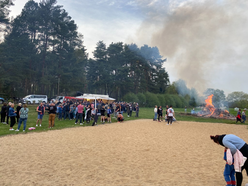 Osterfeuer mit Besuchern an der Badestelle
